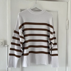 Stickad tröja - Supermjuk och fin stickad tröja i storlek L. Oanvänd, säljs pga fel storlek för mig. Köpare står för frakt.