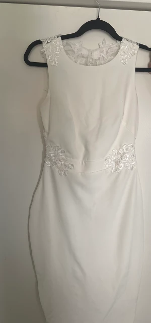 Klänning  - Student/skolavslutningsklänning från Bubbleroom. Strl 34. Sparsamt använd. Fint skick 