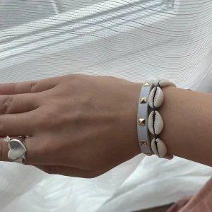 Valentino liknande armband - Jätte snyggt valentino liknande armband! Nästan aldrig använt. Nypris ca 400. Mitt pris 200! 💘 Köparen står för frakt!