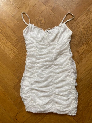 Vit klänning  - För kort för mig eftersom jag är lång men passar annars jätte bra. 
