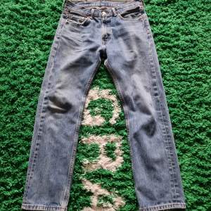 Välanvända Levis 505 jeans med cool distressing och coola fades