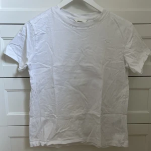 Basic tshirt - Skönt basplagg till sommaren. Bra skick, endast använd ett fåtal gånger