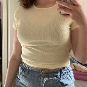 Gul ribbad crop top  - Den är väldigt ljus gul, typ citrongul. Använde inte så mycket förut och det är inte min stil längre 