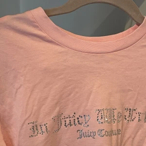 Juicy couture T-shirt - T-shirt från Juicy Couture inköpt i Båstad - oanvänd! 
