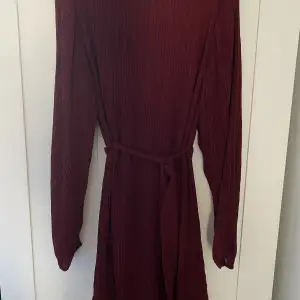 Fin röd långärmad klänning. Fantastiskt material endast använd 2 gånger. Storlek 38, passar mig bär XS/S.  ✨ Pris kan diskuteras ✨