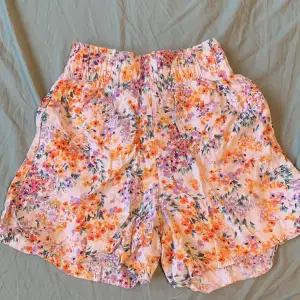 Hm linen blend floral shorts, lightly worn in size xs
