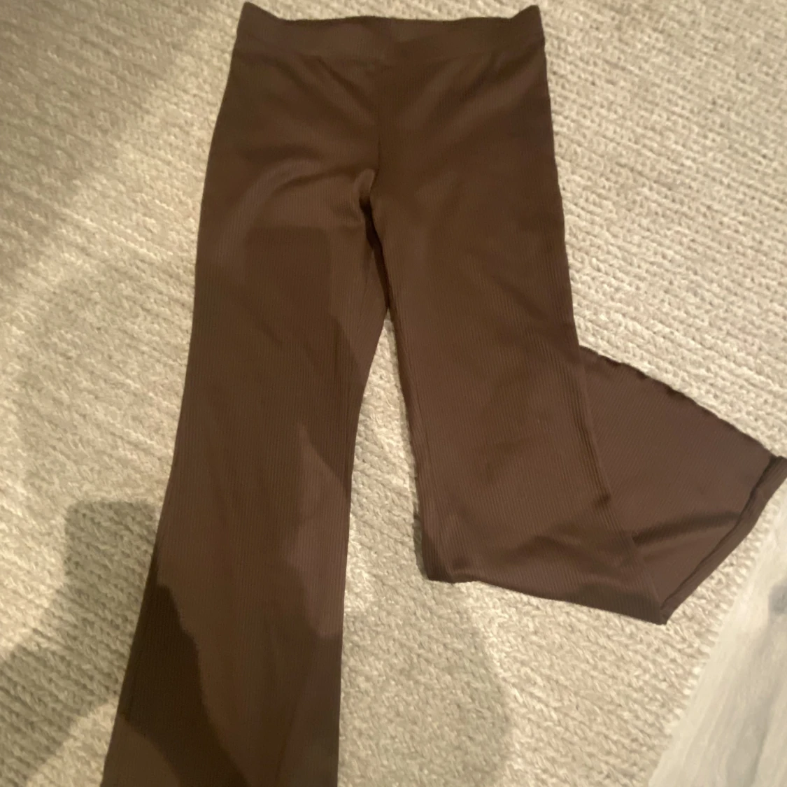 Bruna utsvängda byxor. - 90