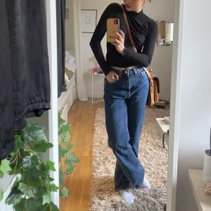 Weekday Rowe mörkblå (25W30L) - Mina favvojeans har blivit för små😩. Såå snygga till ALLT! Använda men i mycket fint skick! Jag är en XS/S i byxor och är 163cm lång.