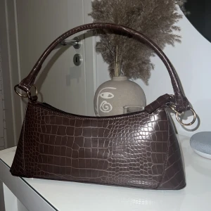 Brun väska - Brun axelremsväska, använd få antal gånger. Pris 90 +frakt