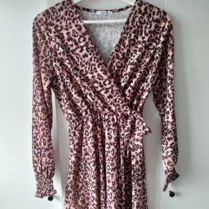 Leopard klänning  - En brun ish Leopard klänning från Ullared i storlek Xs. Har drapering vid armarna och går omlott vid bysten. 