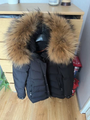 Hollies vinterjacka  - En hollies vinterjacka i modellen subway, svart strl 36, väldigt varm och skön. Använd en halv vinter så i väldigt fint skick. Vill sälja den snabbt så pris kan diskuteras. Säljer den åt min syster!ps det är äkta päls på jackan!! Nypris 4000kr