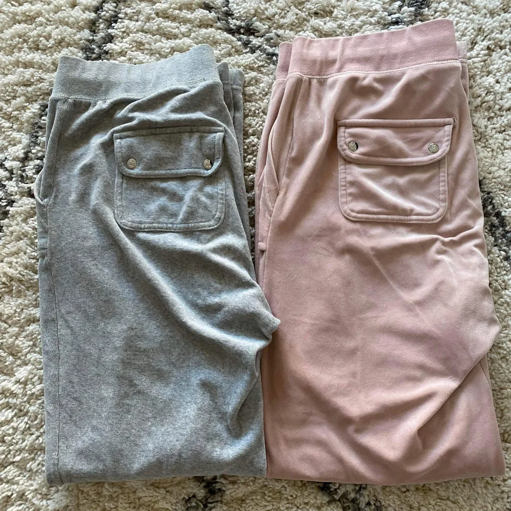 Säljer mina rosa och gråa juicy byxor. Båda i storlek XL.  800kr för båda eller 300kr st + frakt      Nypris: 1100kr st. Jeans & Byxor.