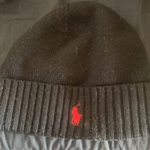 ralph lauren mössa - en svart ralph lauren mössa