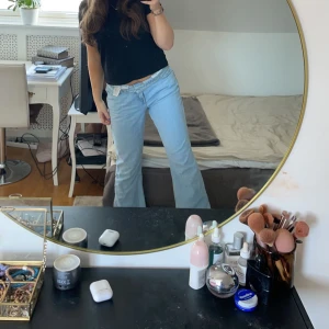 Blå jeans - Säljer mina så fina jeans från weekday!! Bootcut där nere. 😊