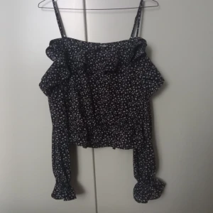 H&M flower top - Cold off shoulder top. Size 38.  Shipping is not included.