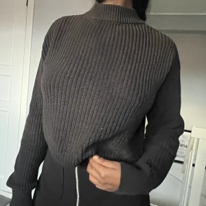 Stickad tröja  - Fin stickad tröja men snygg passform, använd ett få tal gånger bara 