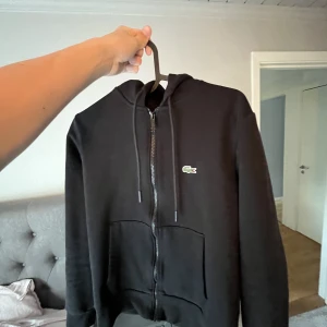 Lacoste zip - En fin Lacoste zip som är använd bara några gånger 9/10 i skick, tar gärna byten😁