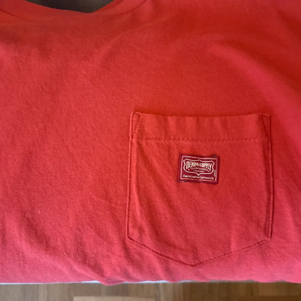 Helt ny t-shirt i vibrant röd färg från Denim & Supply Ralph Lauren. T-shirts.