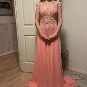 Fantastisk Fest/balklänning - Väldigt vacker oanvänd bal/festklänning i strl S/34 . Nypris 2100 Personen på bild är ca 165 och har ca 4-5 cm höga klackar.  Priset kan diskuteras vid snabb o smidig affär