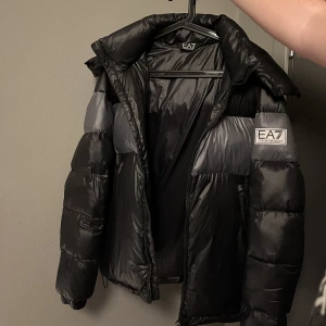 EA7 Emporio Armani jacka - Herrjacka. Varsamt använd under en vinter. Står inte för frakten, köptes ny för 3500kr.