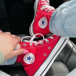 Röda converse  - (Första bild lånad)! Säljer röda concerse i bra skick! Använda fåtal gånger! 