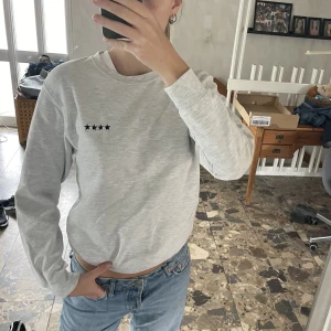 Grå collegetröja  - En ljus grå collegetröja från happitude i storlek M, (sitter som en storlek S/Xs)  Köpare står för frakt 