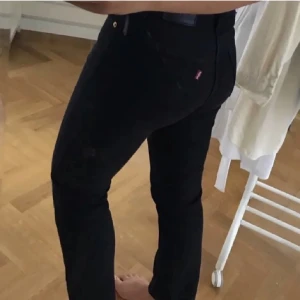 Levis byxor - Svarta raka levis jeans i bra skick använd några gånger. Sälja pga att dem inte passar längre. Jag är ca 158 cm 