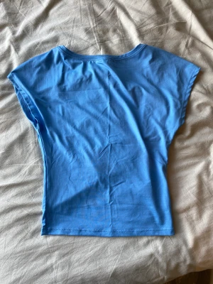 Backless top  - Backless top från bikbok i storlek xs, aldrig använd