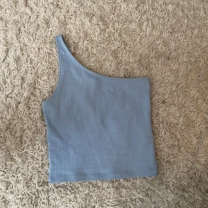 Blå topp  - En blå topp från Gina tricot. 