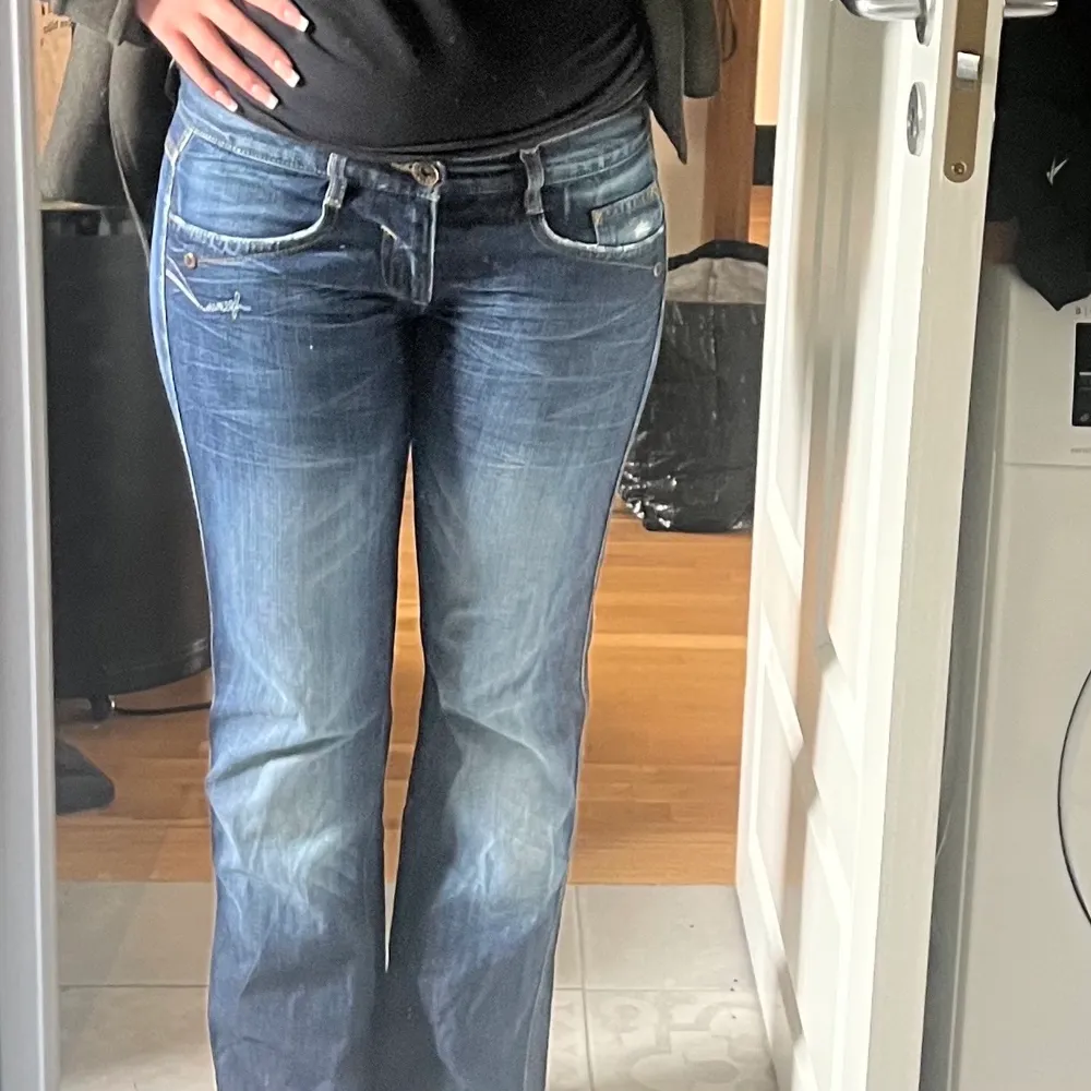 Så snygga lågmidjade jeans, köparen står för frakten💗. Jeans & Byxor.