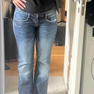 Lågmidjade bootcut jeans - Så snygga lågmidjade jeans, köparen står för frakten💗
