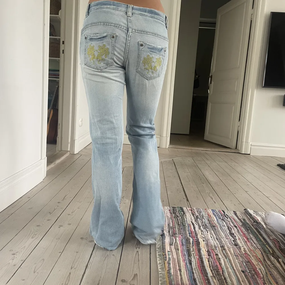 Snygga lågmidjade jeans med coola fickor! Midjemått tvärs över:37 cm Innerbenslängd:81 cm. Jeans & Byxor.