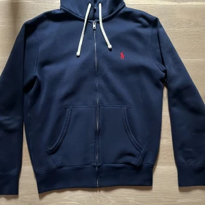 Ralph lauren hodde /zip /zipup - Nästan nyskick, 9,5/10 Riktigt fin, sparsamt använd. Nypris 1799  Hör av dig för fler frågor, bilder eller prisförslag