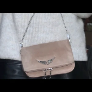 Zadig väska!! - Zadig väska i fint skick! Köpt på plick Kan sälja för vid snabb affär!!