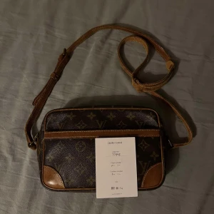 Louis Vuitton trocadero  - Louis Vuitton trocadero vintage axelväska, utmärkt skick och finns inget att anmärka på vilket är väldigt sällsynt i eftertraktade vintage skicket. Kvitto och certifikat från ”the vintage bar” finns. Skicka meddelande för mer bilder och info 👌