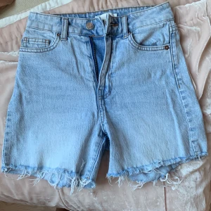 Shorts från HM - Ett par coola shorts från HM som tyvärr är för små för mig, de är i strl 32 vilket ungefär är XS❤️❤️