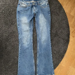 Brandy Melville bootcut jeans - Lågmidjade bootcut jeans från brandy melville som inte längre säljs. De är lite korta på mig som är 170, och jag har därför aldrig använt dem. 