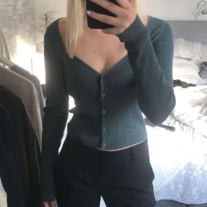 Tröja - Jätte fin tröja från h&m köpt förra sommaren💗använt ca 2 gånger så den är o nyskick 💕 Skriv privat för fler bilder