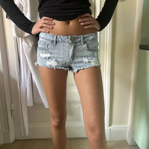 Jeansshorts - Säljer dessa lågmidjade shorts i storlek 34. De har inga defekter❤️
