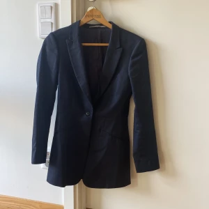 Svart kavaj💕💕 - Svart kavaj från Tiger of Sweden. Går fint in i midjan😌😌