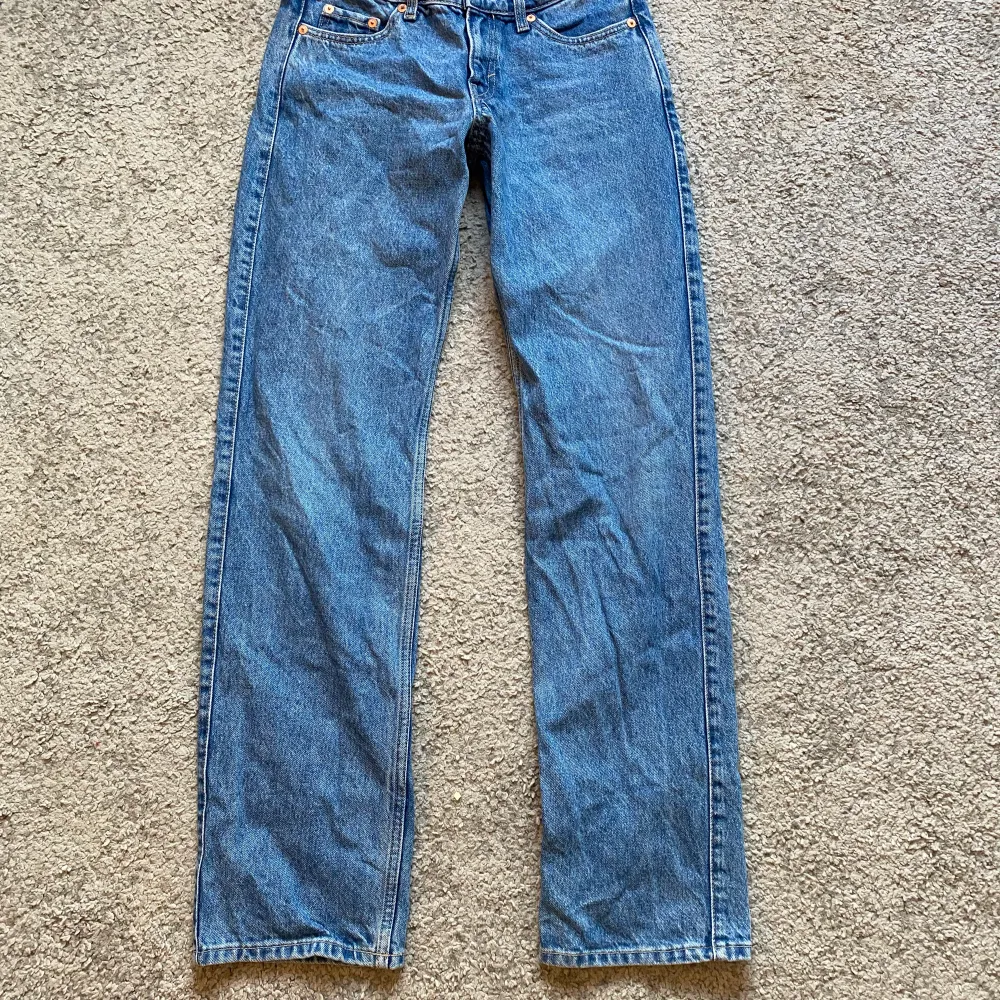 Säljer mina lågmidjade jeans ifrån weekday då jag inte får användning till de. De är i modellen Low arrow och jag har endast använt de 1 gång (köpte från en på plick och de var nyköpta av henne)❤️ första bilden är lånad!. Jeans & Byxor.