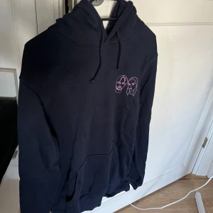 Johanna & Edvin Merch Hoodie - Säljer min merch Hoodie av Johanna Nordström & Edvin Törnblom i storlek M! Köpt för 699kr, jag säljer den för 200kr. 💙