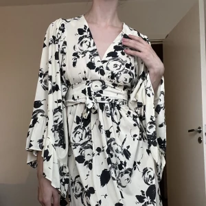 Kimonoinspirerad klänning - Fin klänning i lite kimonostil. Ljusgul/gräddvit.  Okänt märke men made in canada. Köpt second hand. Har ingen storlekslapp men skulle säga ca S. 