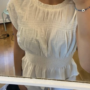 Blus från H&M - Krämvit/biege kortärmad blus från H&M. Storlek XS men passar mig som vanligtvis har S! Jättefint skick men säljer den då jag inte fått användning!