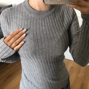 Tröja hm - Ribbad tröja från hm i storlek xs. Jätteskönt material och formar sig efter kroppen. Aldrig anvönd