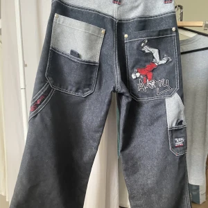 Baggy Skater jeans -  Köpte ett par jeans men de var för små för mig så säljer dom dem är för lite mindre typ