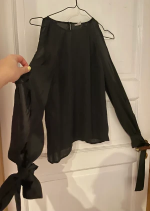 Silkestopp från Gina tricot - Rosetter vid handleden, öppna från Axel till armbåge, sedan armbåge till hand