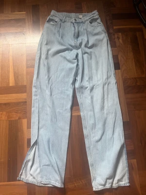 Highwaisted HM jeans  - Loose & highwaisted jeans från HM  slits  EUR 34  