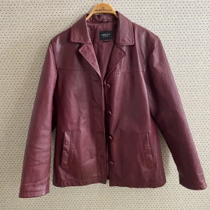 Röd skinnjacka  - Underbar röd skinn jacka perfekt till hösten ! 