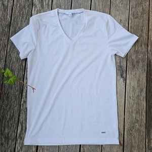 Vit dressed T-shirt - Snygg, knappt använd i tunnt luftigt material